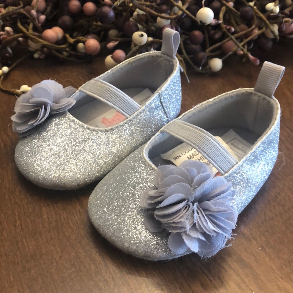 🍄EUC Silver Sparkle Baby Shoes!! Size 3-6 Months